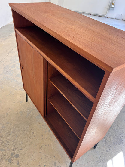 Vintage Schrank Teak mit Schiebetür aus Dänemark, schwarze Möbelfuß