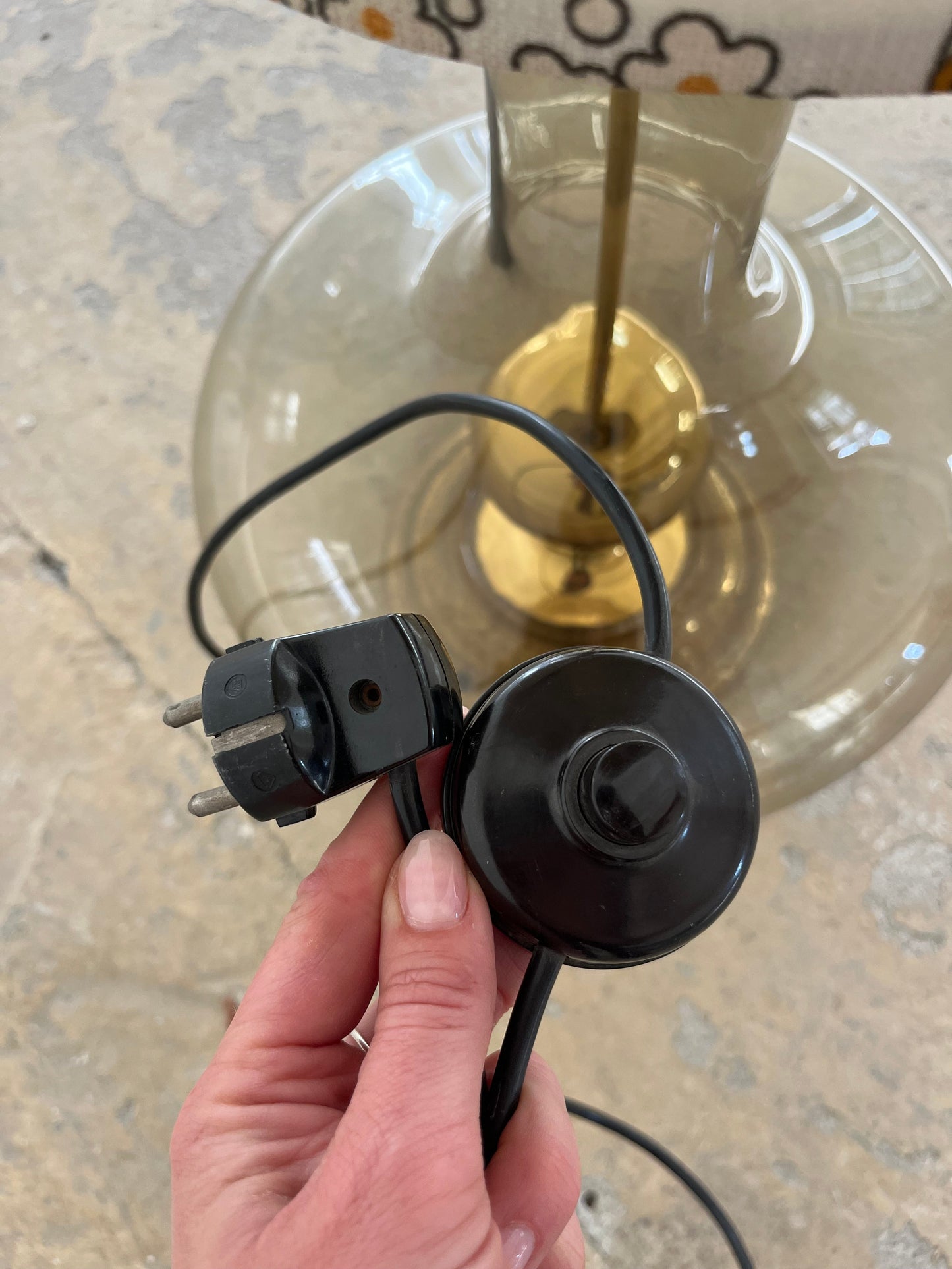 Vintage Stehlampe mit Rauchglasfuß und floralem Schirm
