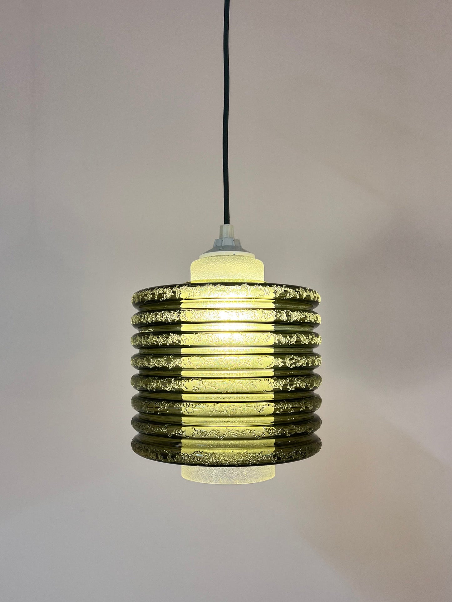 Vintage Hängelampe oliv weiß strukturiert mit zwei Glasschirmen