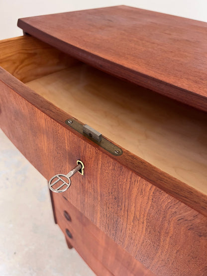 Vintage Halbrunde Kommode aus Teak mit runden Griffen und Schloss aus Dänemark