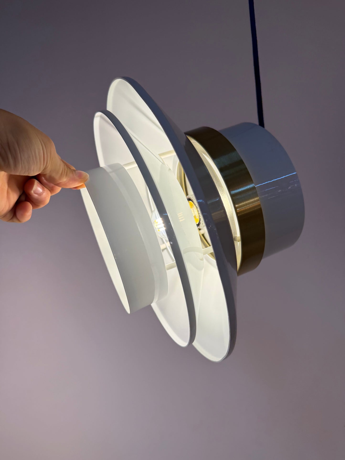 Vintage Lamellenlampe Hochglanz Weiß und Messing, Dänemark