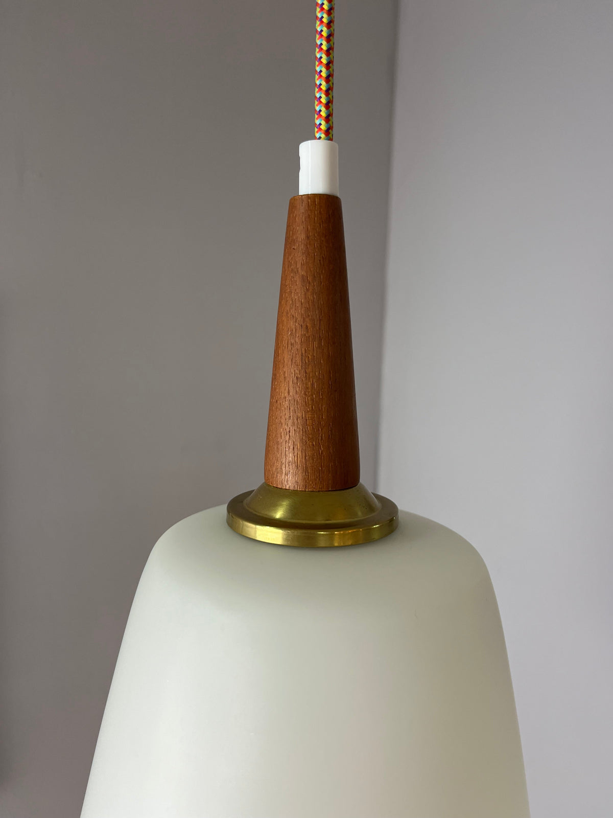 Vintage Hängelampe Opalglas Teak aus Dänemark