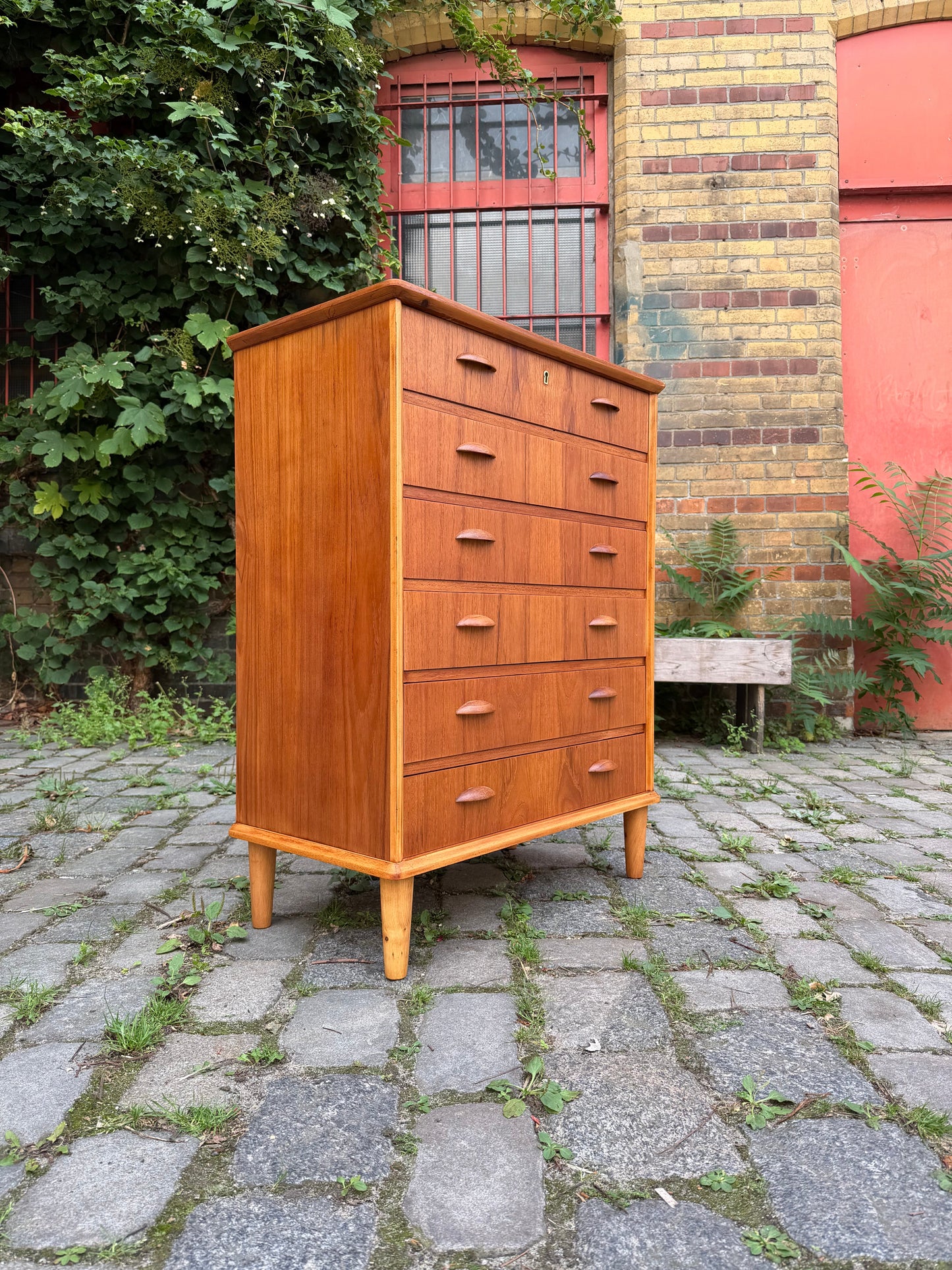 Vintage Kommode Teak mit Muschelgriffen aus Dänemark
