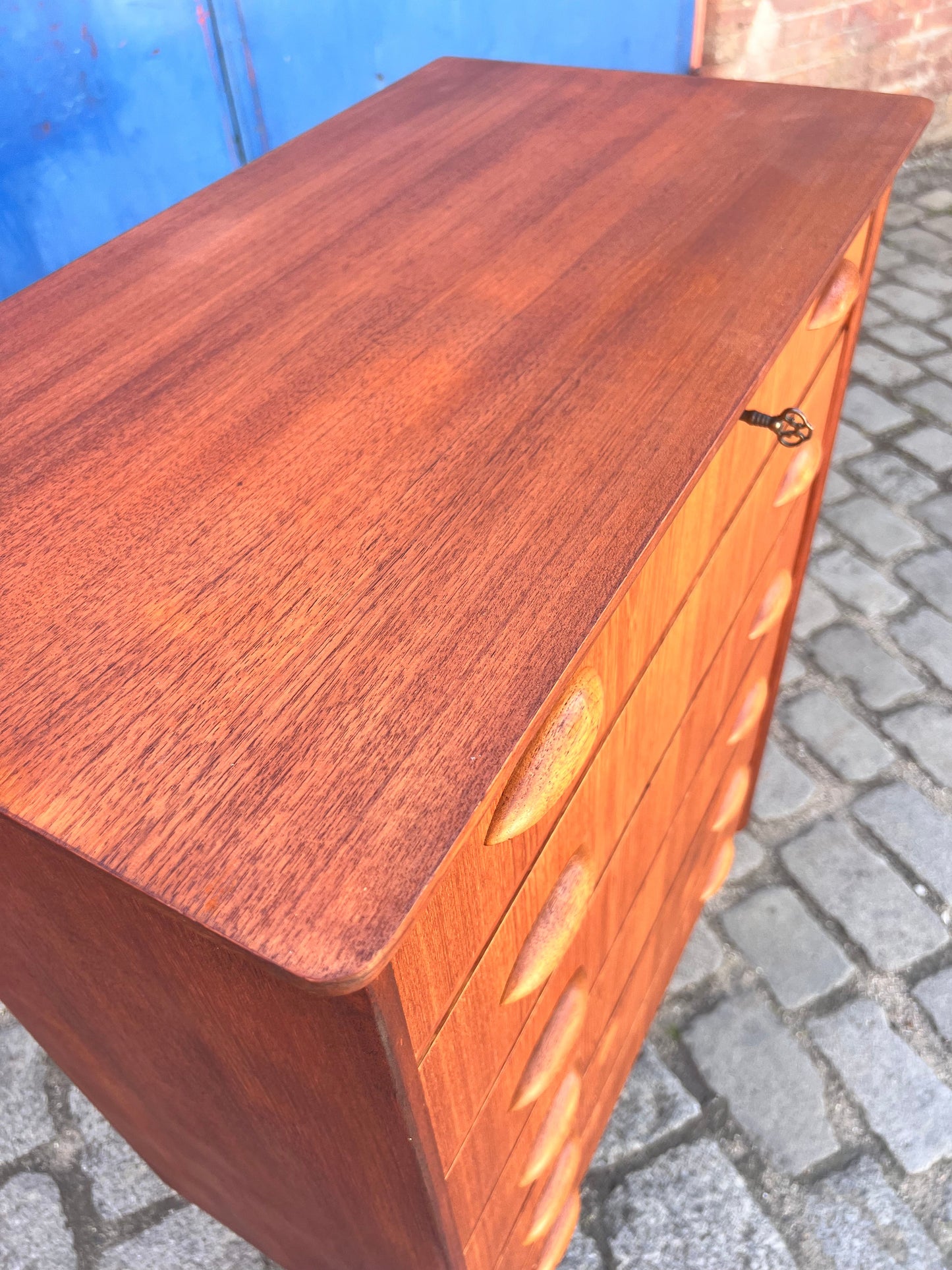 Vintage Teak Kommode mit Muschelgriffen aus Dänemark, 60er Jahre