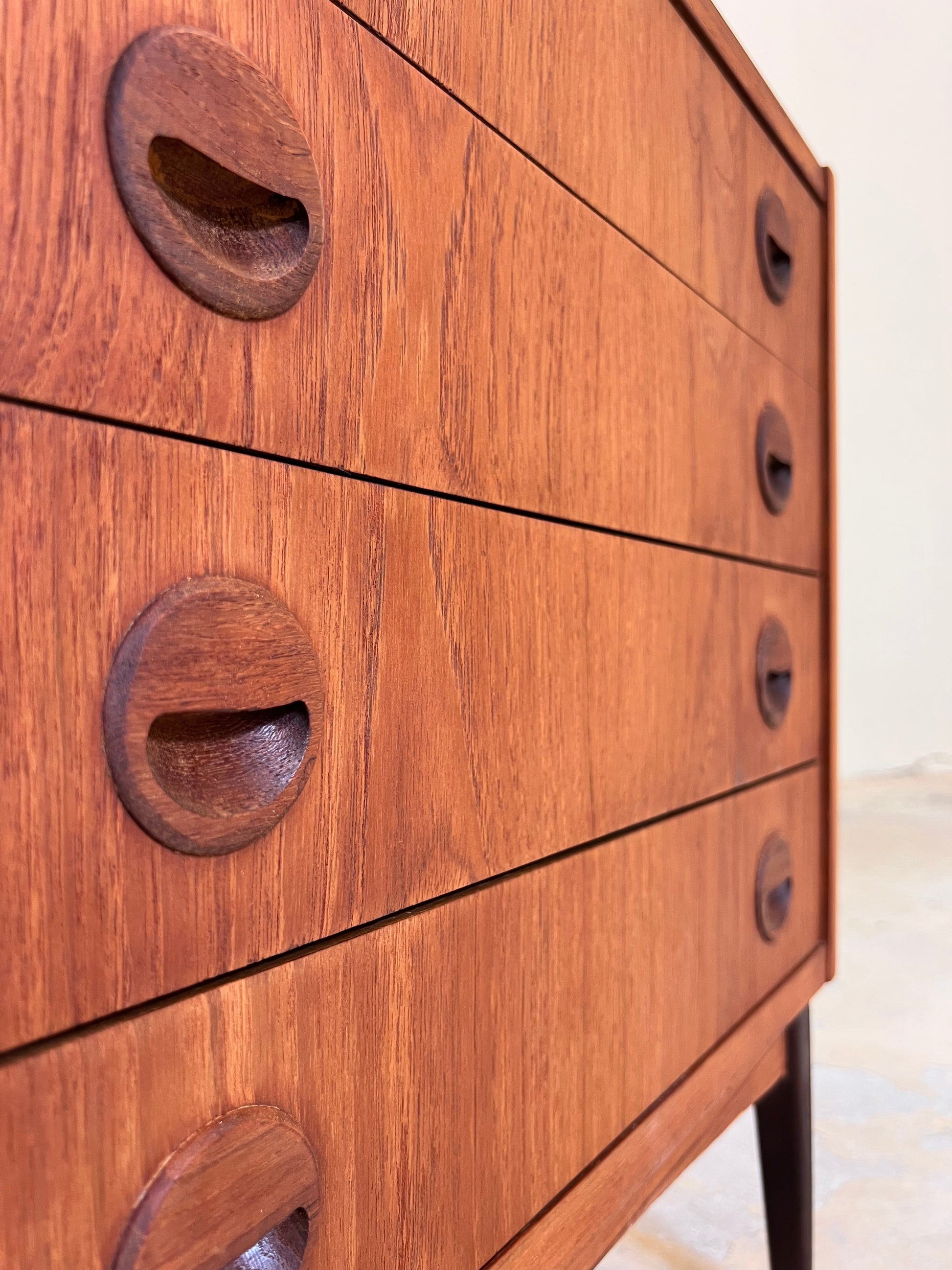 Vintage Kommode Teak mit runden Griffmulden aus Dänemark