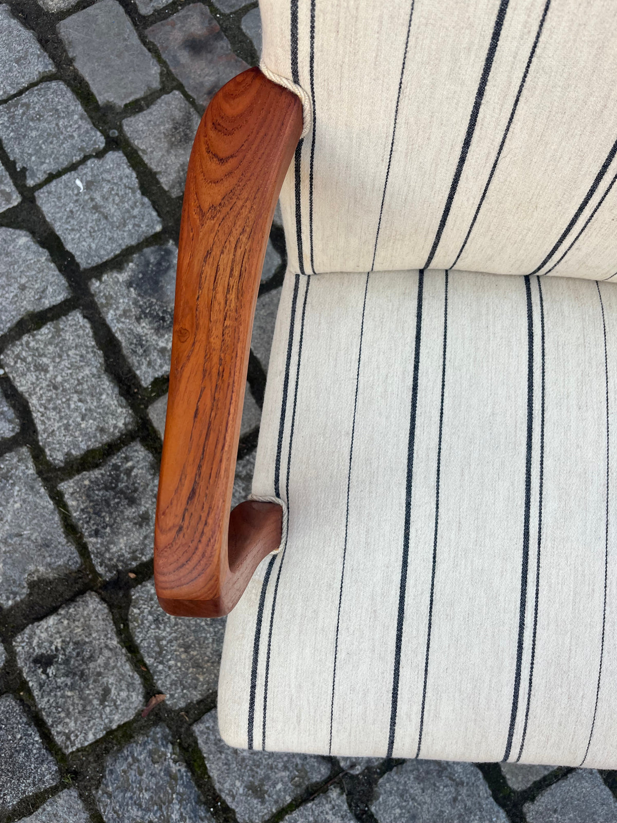 Vintage Armlehnstuhl mit paspeliertem Polster aus Dänemark
