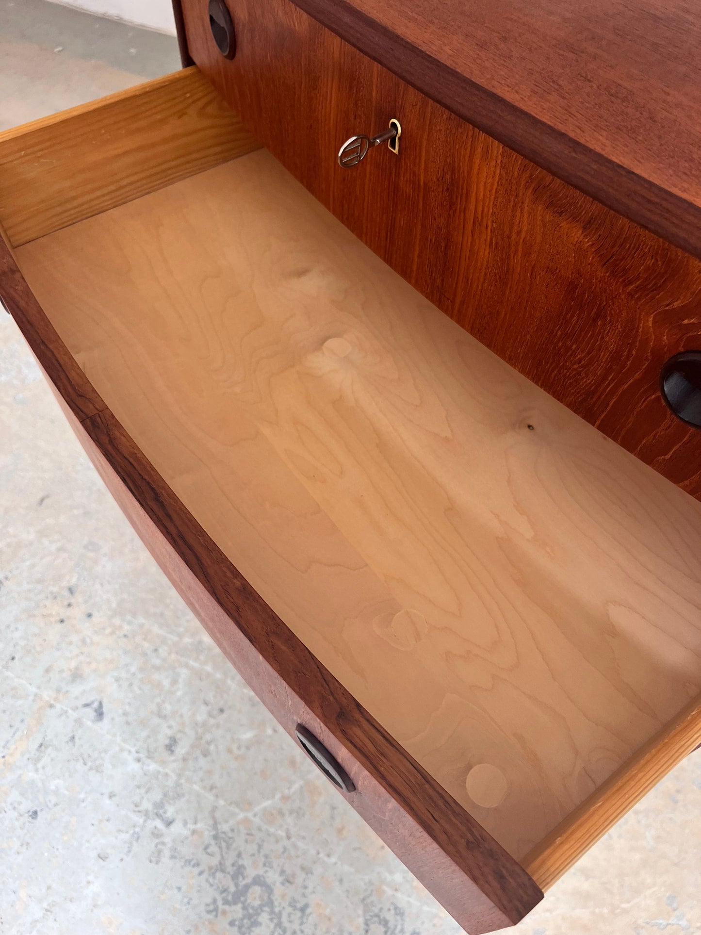 Vintage Halbrunde Kommode aus Teak mit runden Griffen und Schloss aus Dänemark