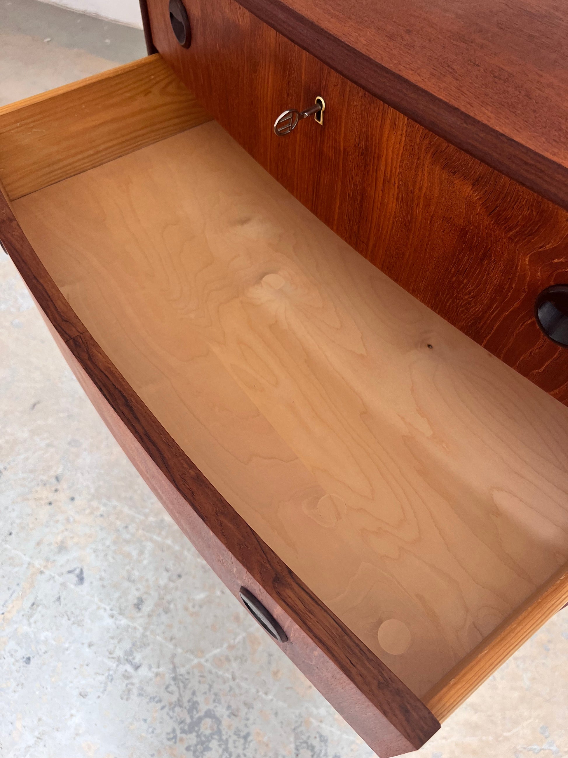 Vintage Halbrunde Kommode aus Teak mit runden Griffen und Schloss aus Dänemark