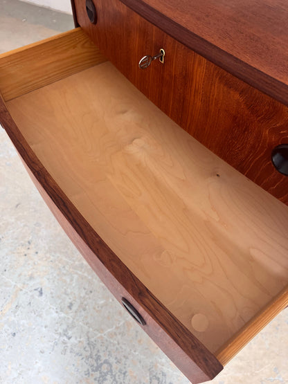 Vintage Halbrunde Kommode aus Teak mit runden Griffen und Schloss aus Dänemark