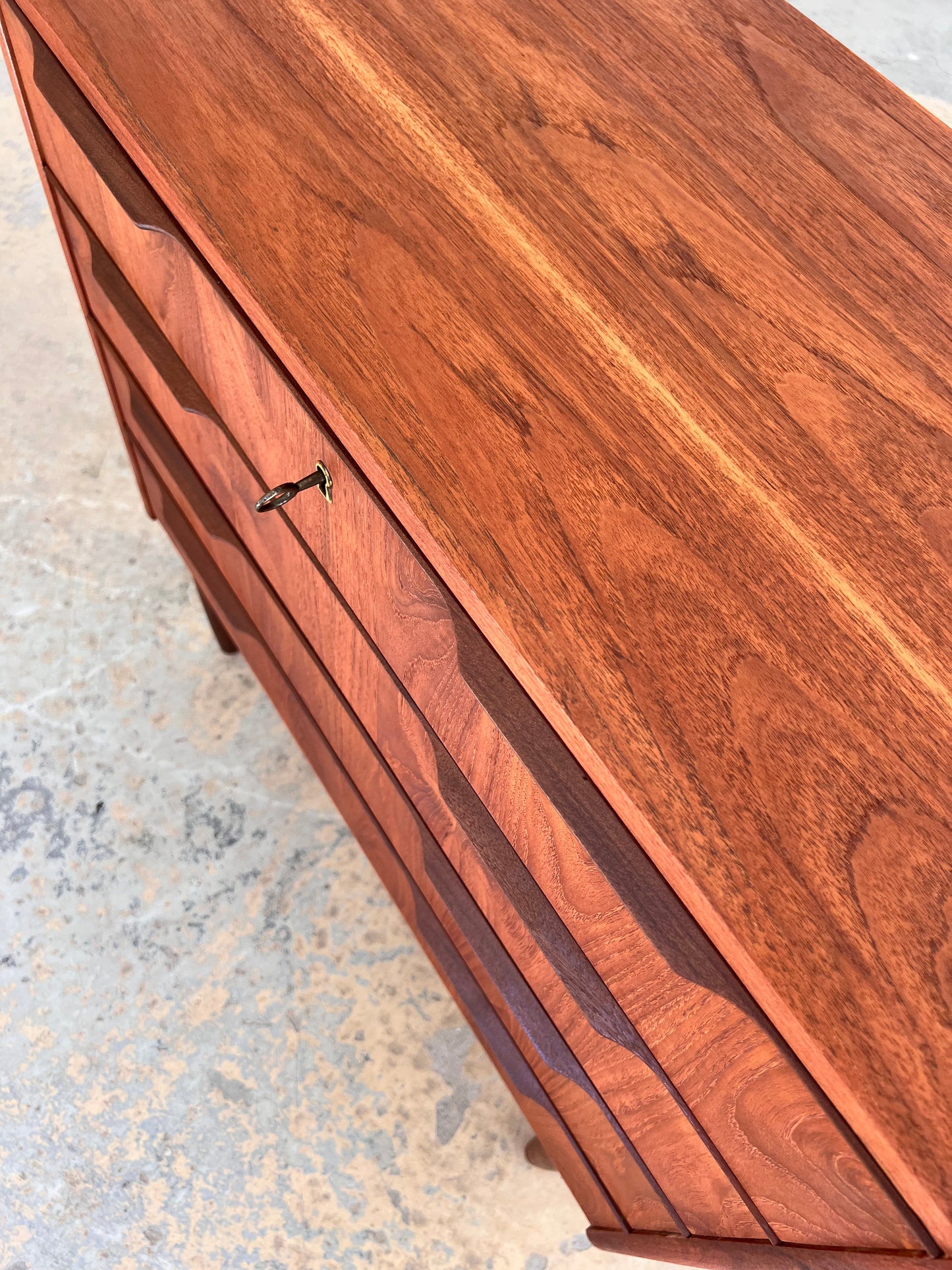 Vintage Kommode aus Teak mit Schloss aus Dänemark