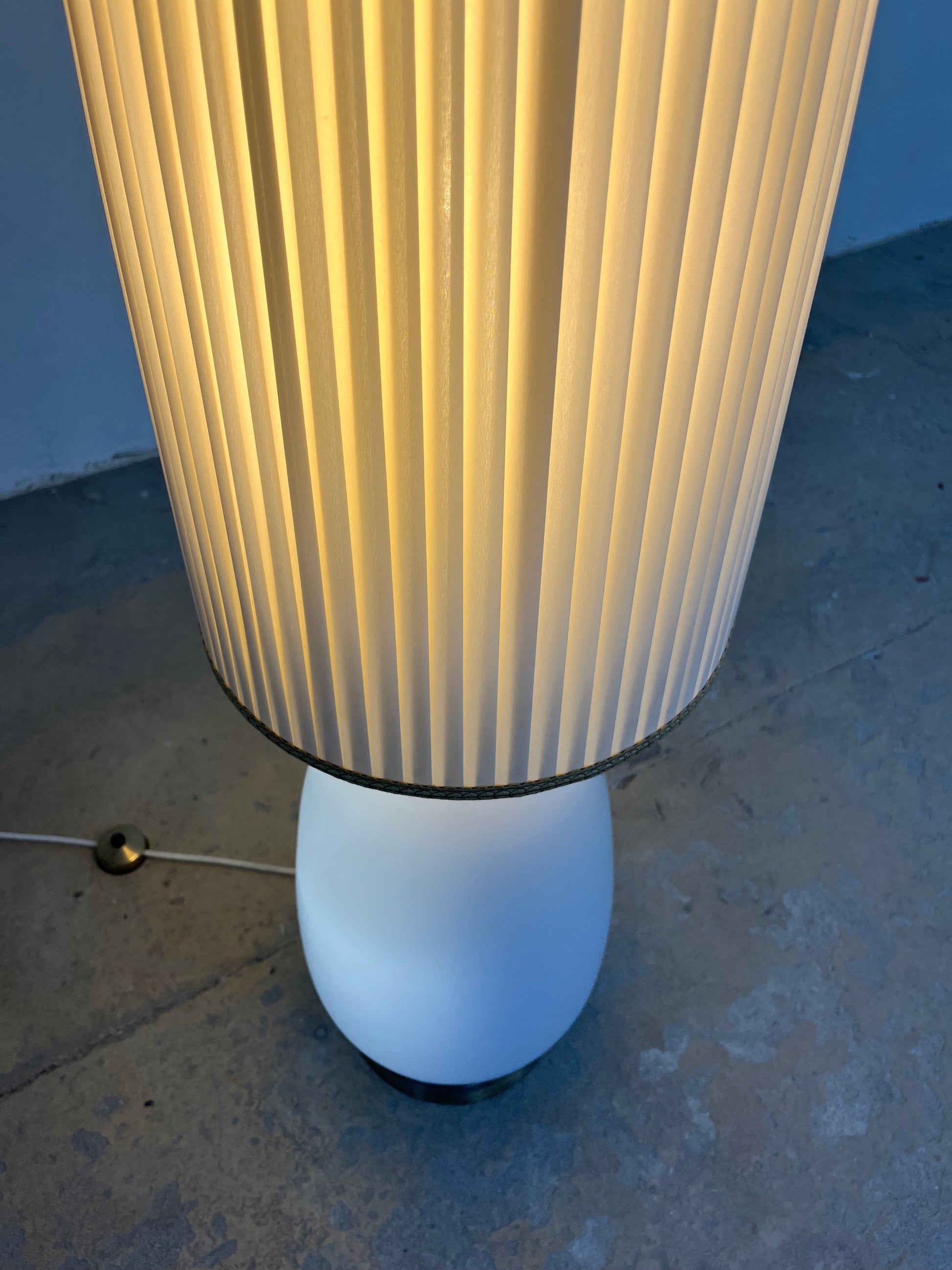 Vintage Stehlampe mit Opalglasfuß und Plisseeschirm