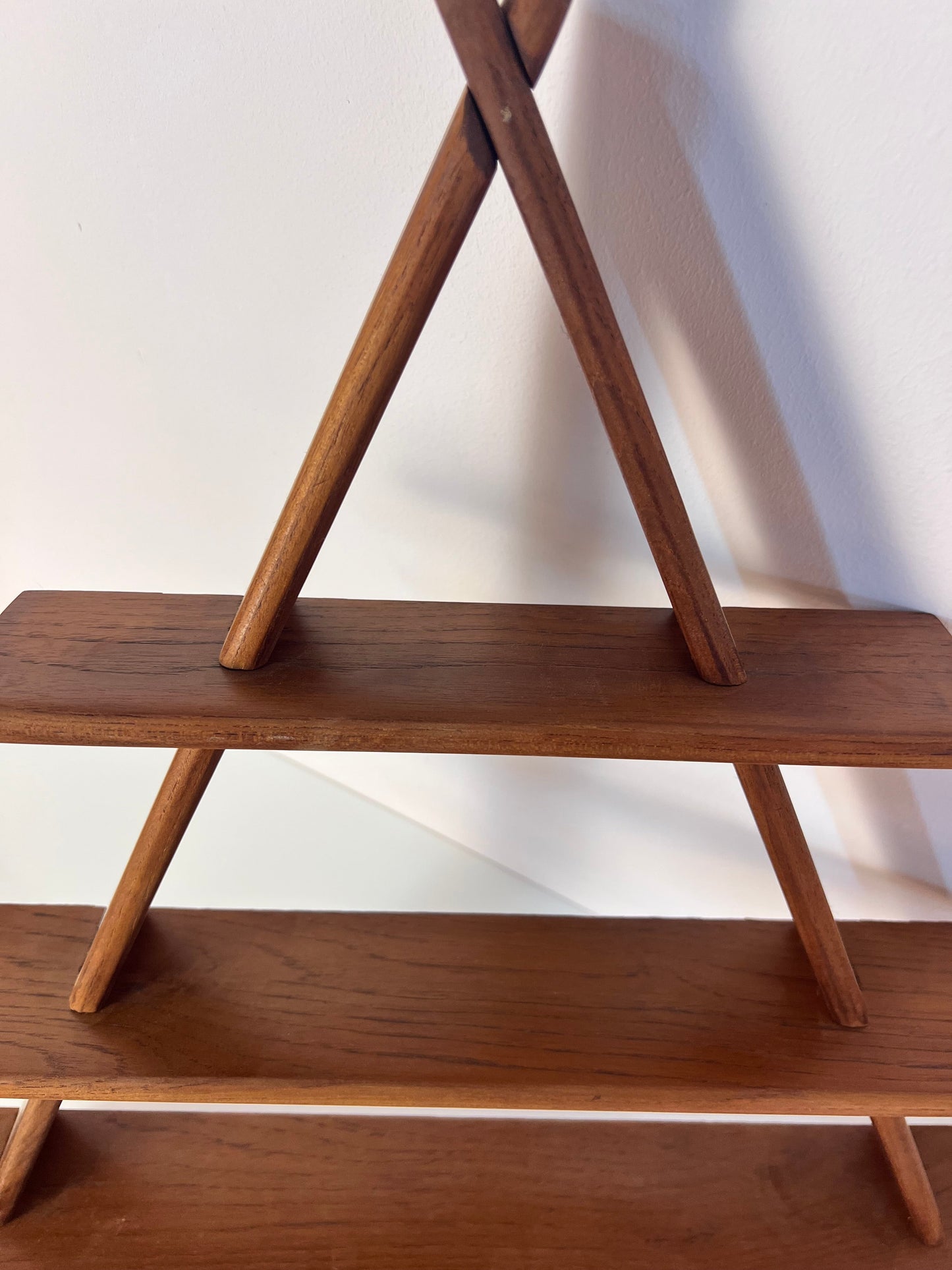 Vintage Wandregal Dreieck aus Teak aus Dänemark