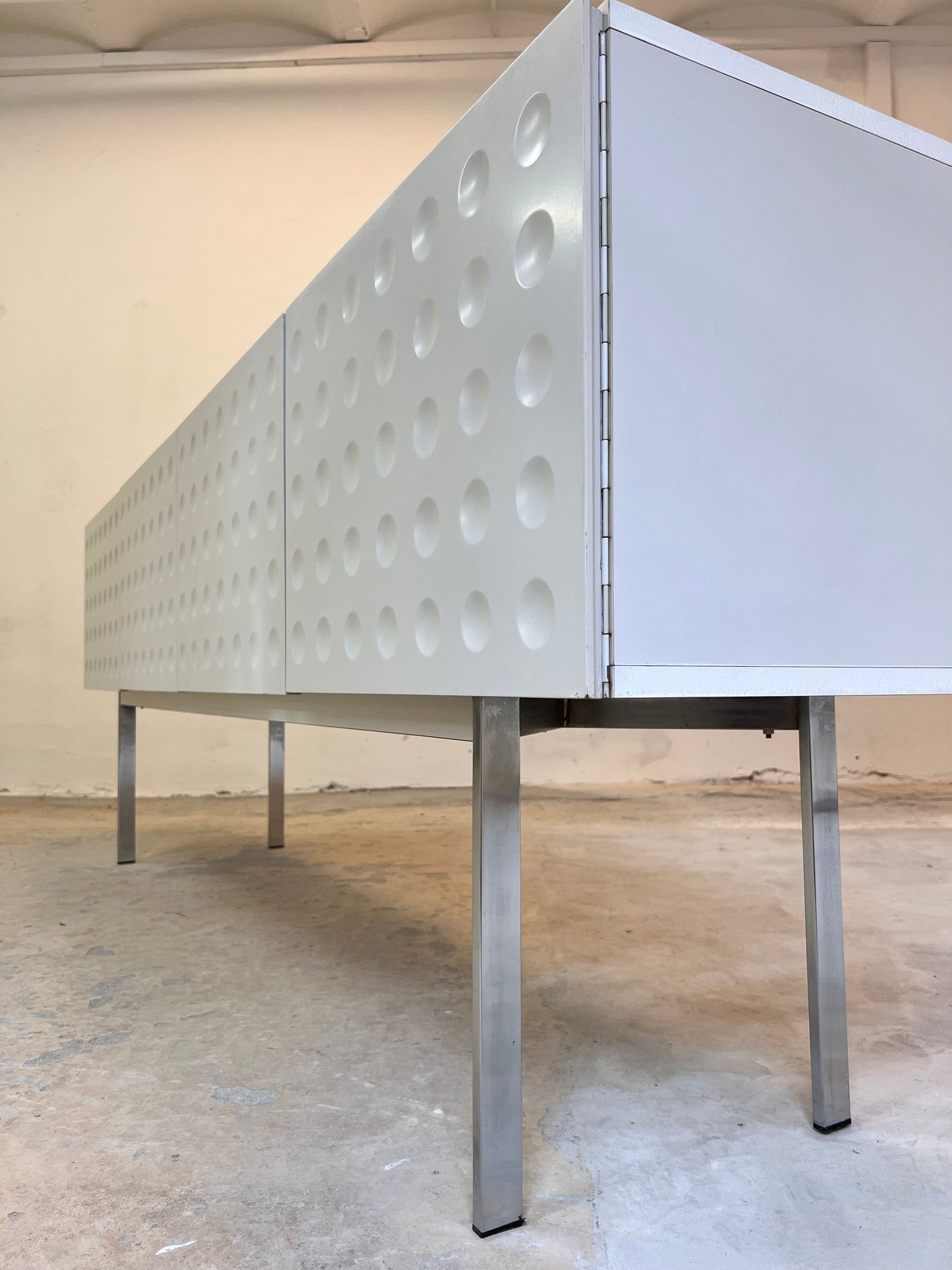 Vintage Sideboard mit kreisförmigem Reliefmuster aus Belgien