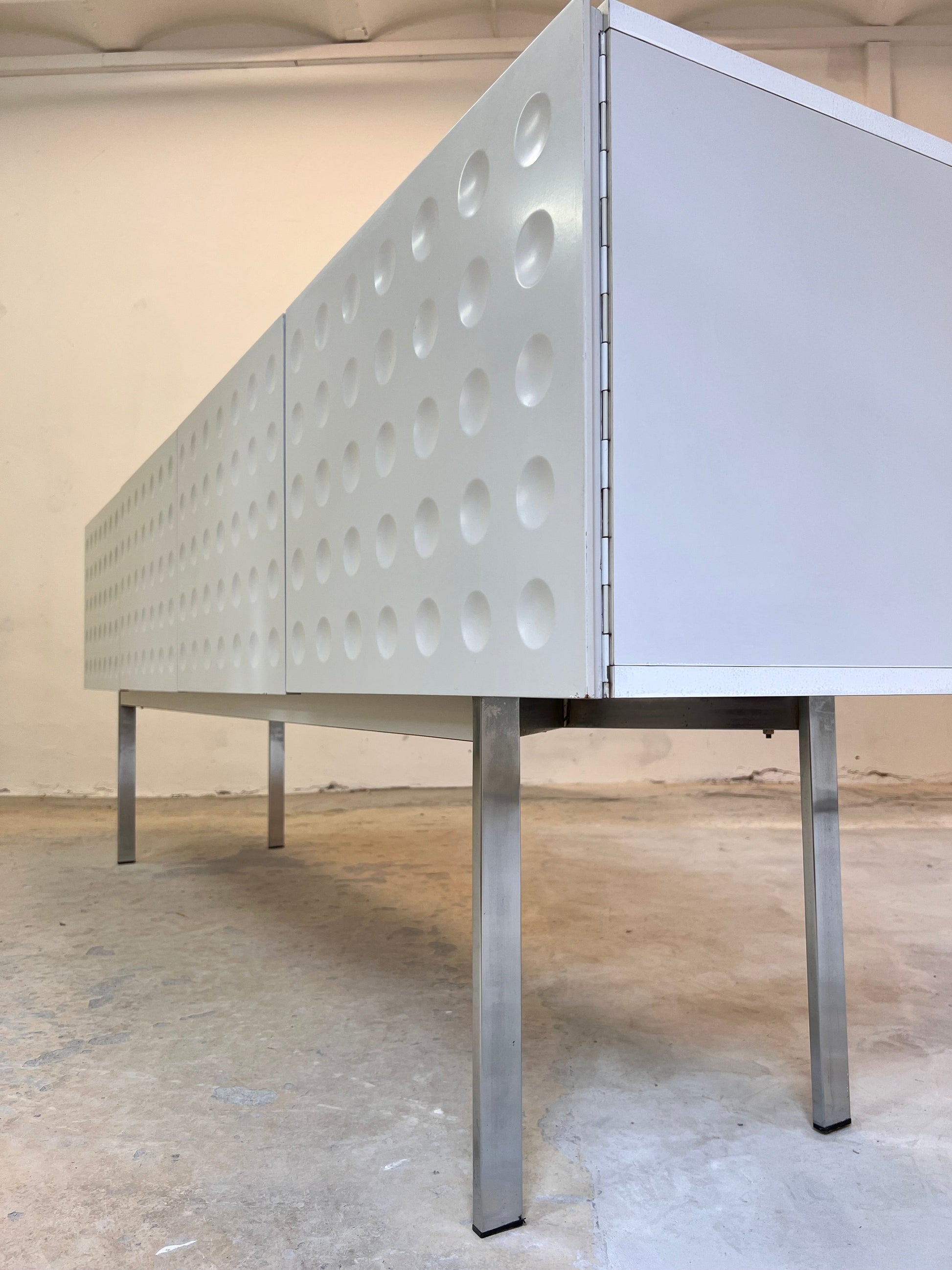 Vintage Sideboard mit kreisförmigem Reliefmuster aus Belgien