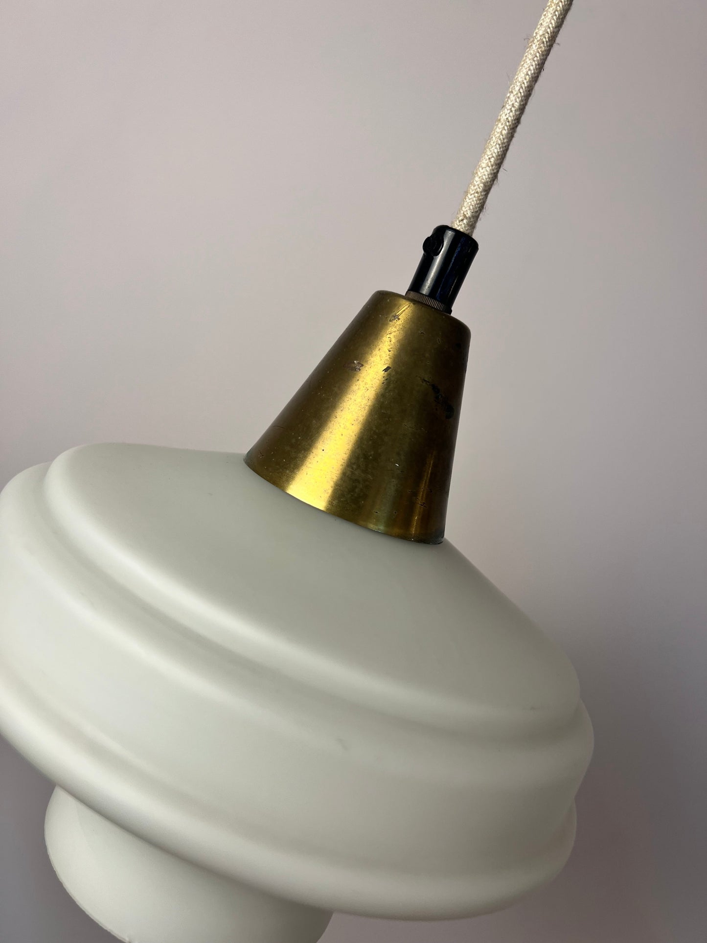 Vintage Hängelampe Opalglas und Messing aus Dänemark, 60er Jahre