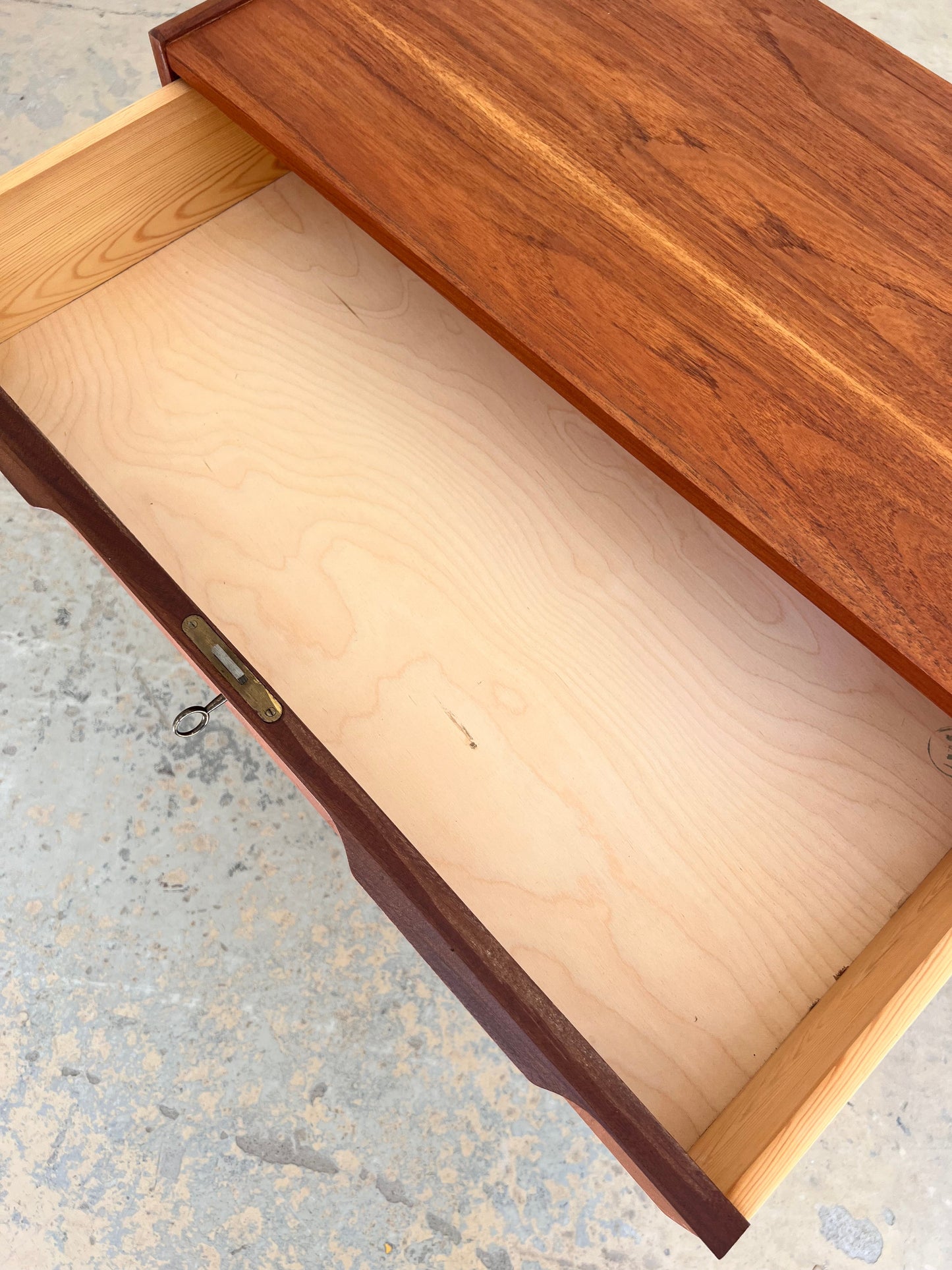 Vintage Kommode aus Teak mit Schloss aus Dänemark