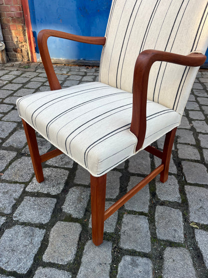 Vintage Armlehnstuhl mit paspeliertem Polster aus Dänemark