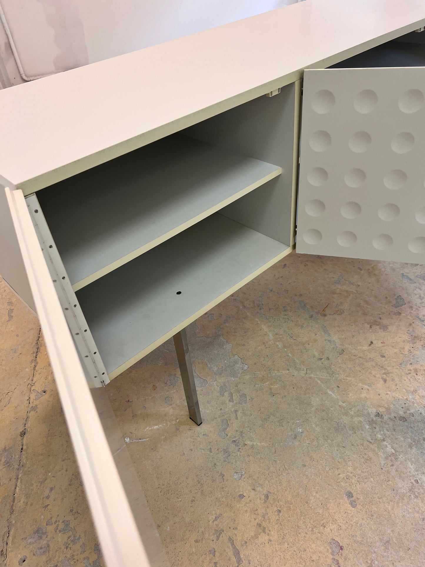 Vintage Sideboard mit kreisförmigem Reliefmuster aus Belgien