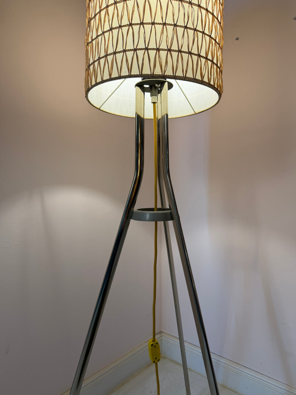 Stehlampe mit Bast-Strukturgeflecht und Chromgestell