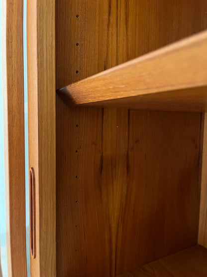 Vintage Vitrine Teak mit Schiebetüren von Hundevad