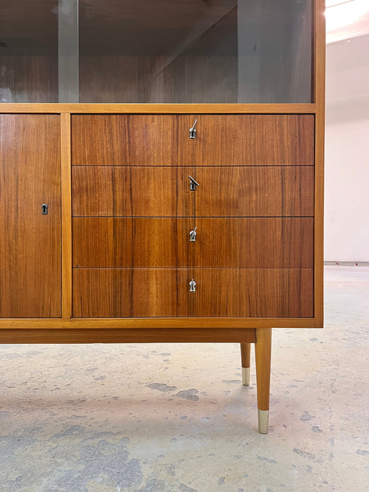 Vintage Vitrinenschrank von Deutsche Werkstätten Hellerau, Nussbaum, restauriert, Glasschiebetüren