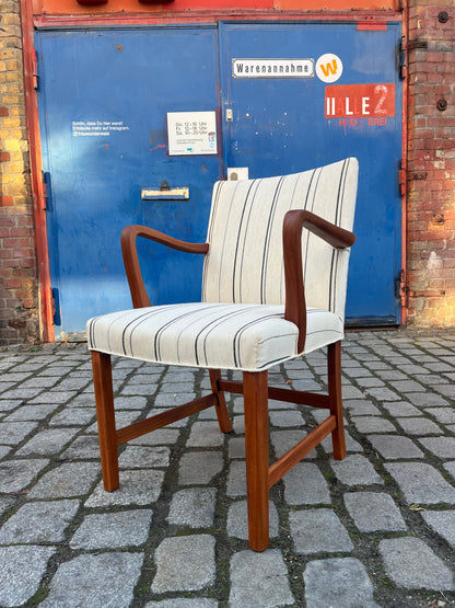 Vintage Armlehnstuhl mit paspeliertem Polster aus Dänemark