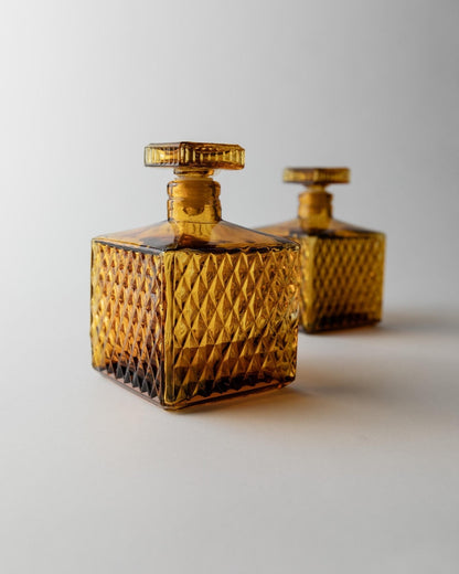 Set von 2 Vintage Karaffen "Diamond Point" Bernstein Glas