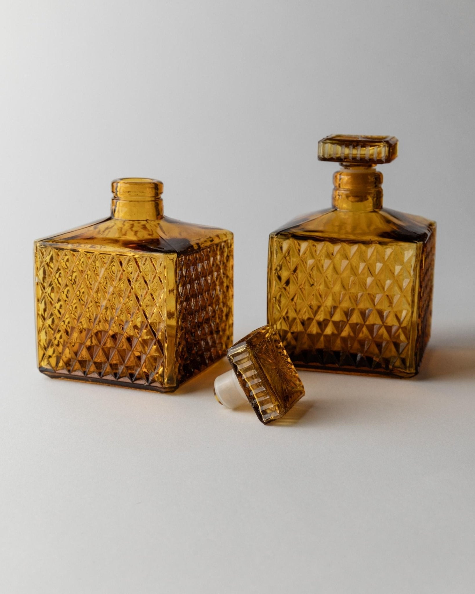 Set von 2 Vintage Karaffen "Diamond Point" Bernstein Glas