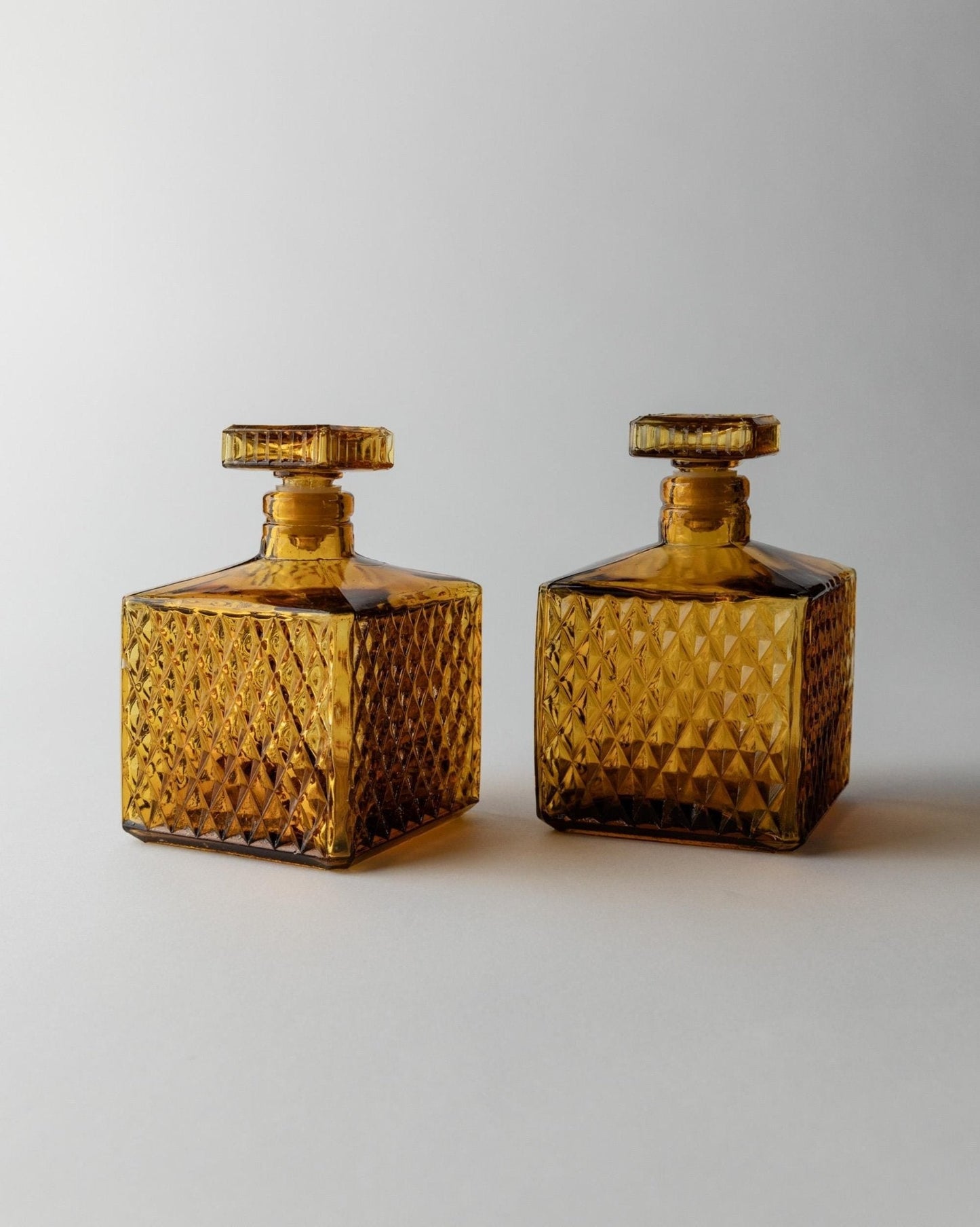 Set von 2 Vintage Karaffen "Diamond Point" Bernstein Glas