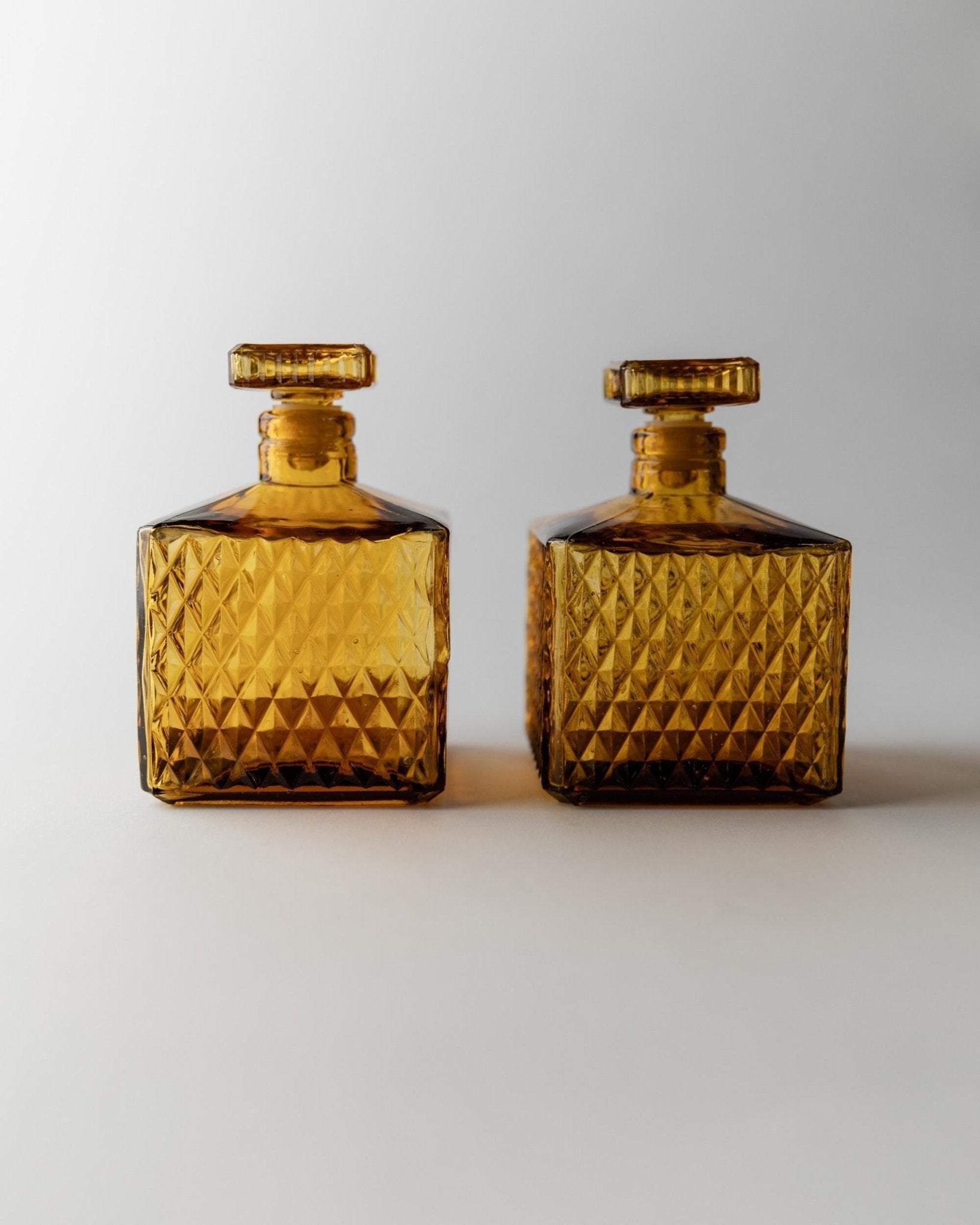 Set von 2 Vintage Karaffen "Diamond Point" Bernstein Glas