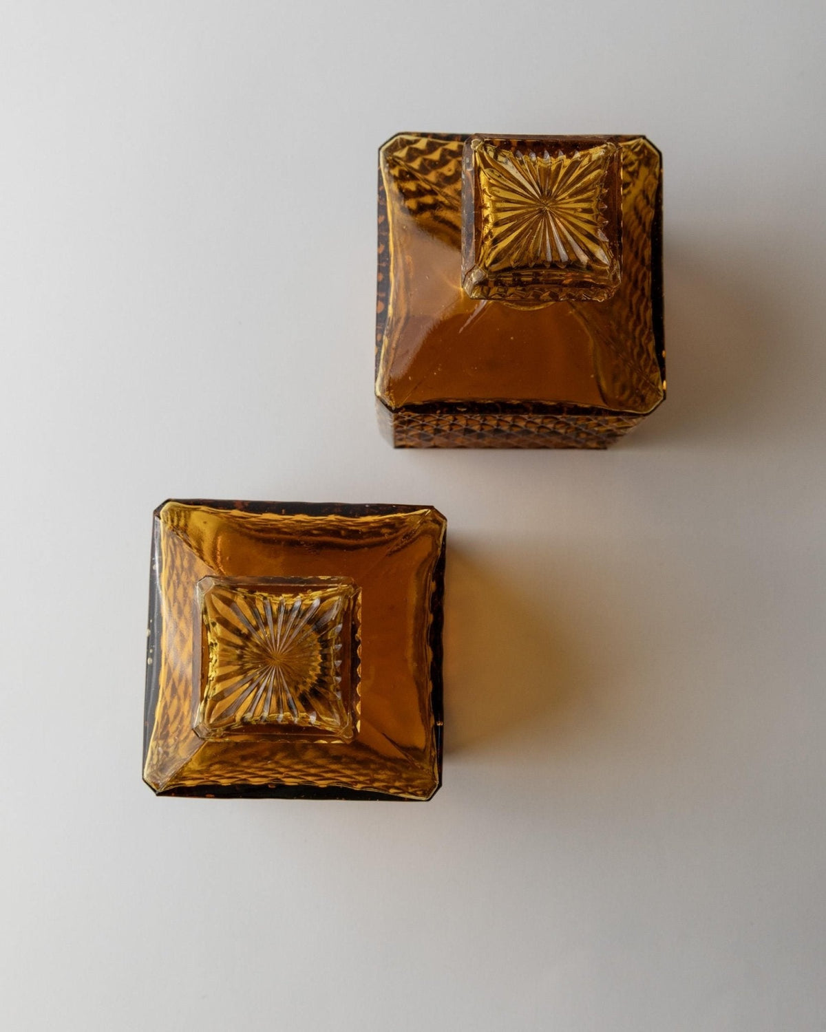 Set von 2 Vintage Karaffen "Diamond Point" Bernstein Glas