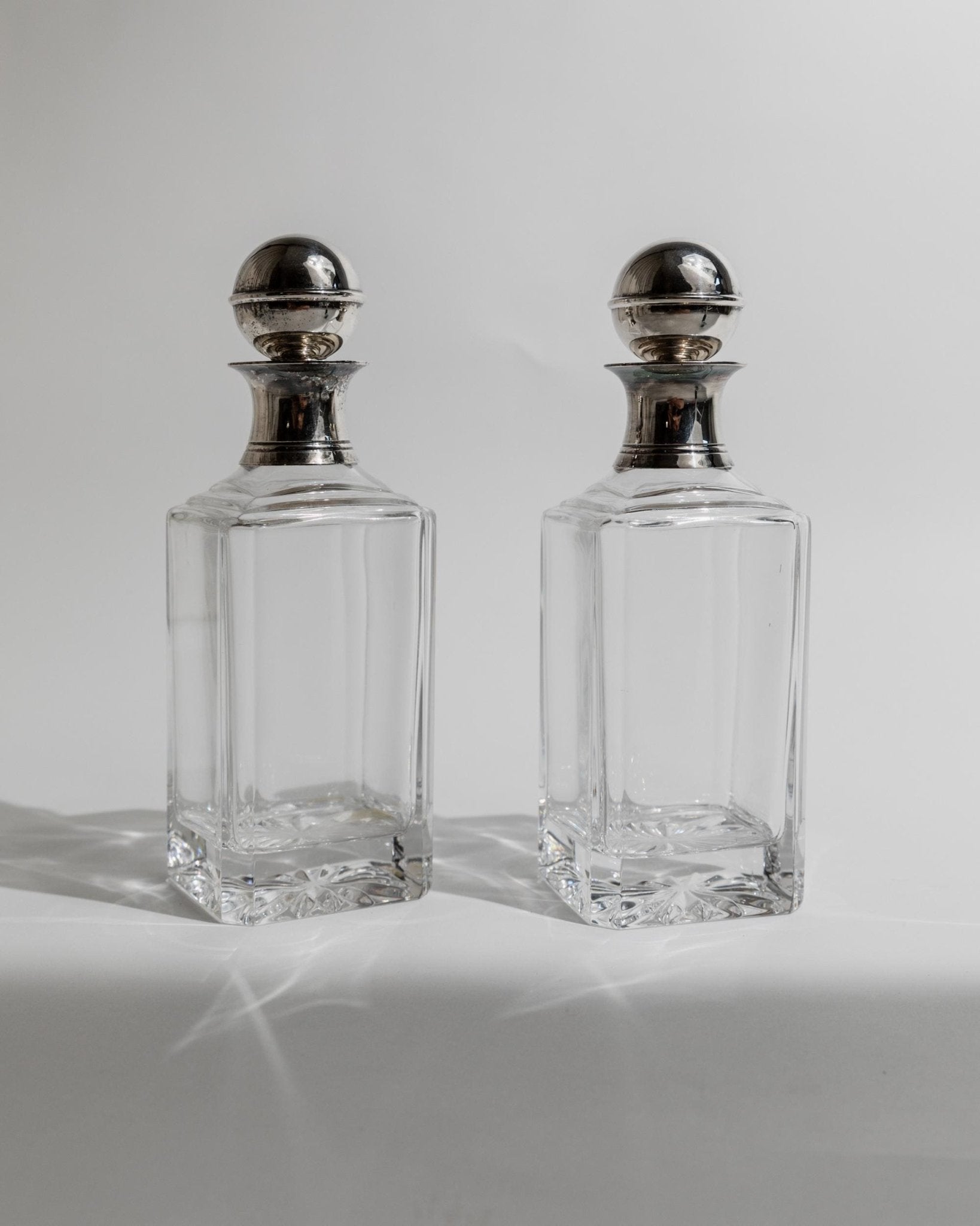 Vintage Dekanter Set von 2 mit versilberten Kugelstopfen
