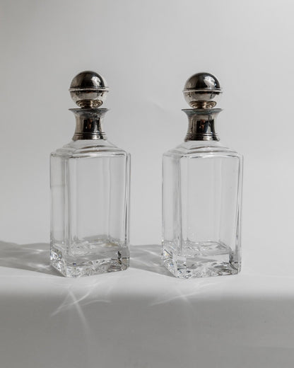 Vintage Dekanter Set von 2 mit versilberten Kugelstopfen