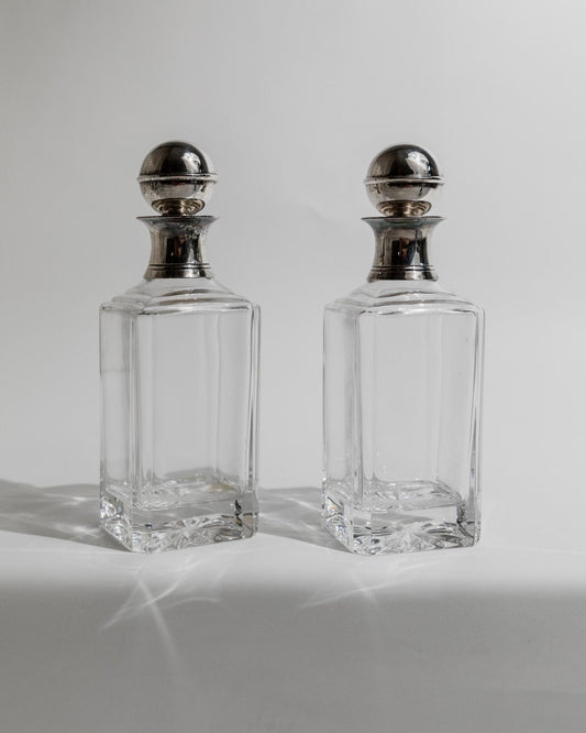 Vintage Dekanter Set von 2 mit versilberten Kugelstopfen