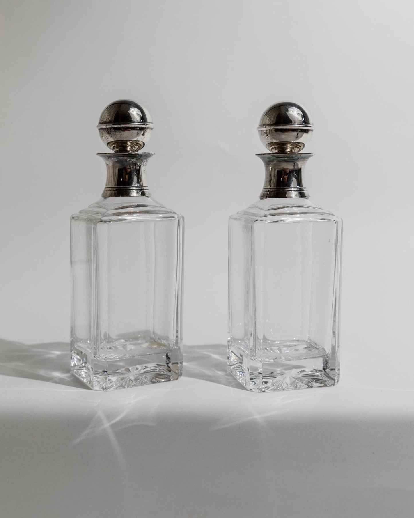 Vintage Dekanter Set von 2 mit Silberkugelverschluss