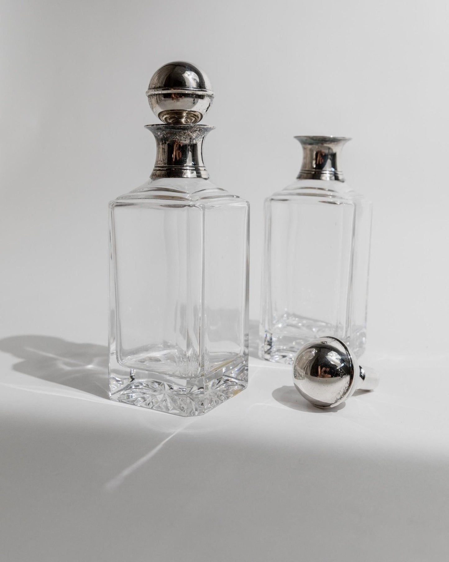 Vintage Dekanter Set von 2 mit versilberten Kugelstopfen