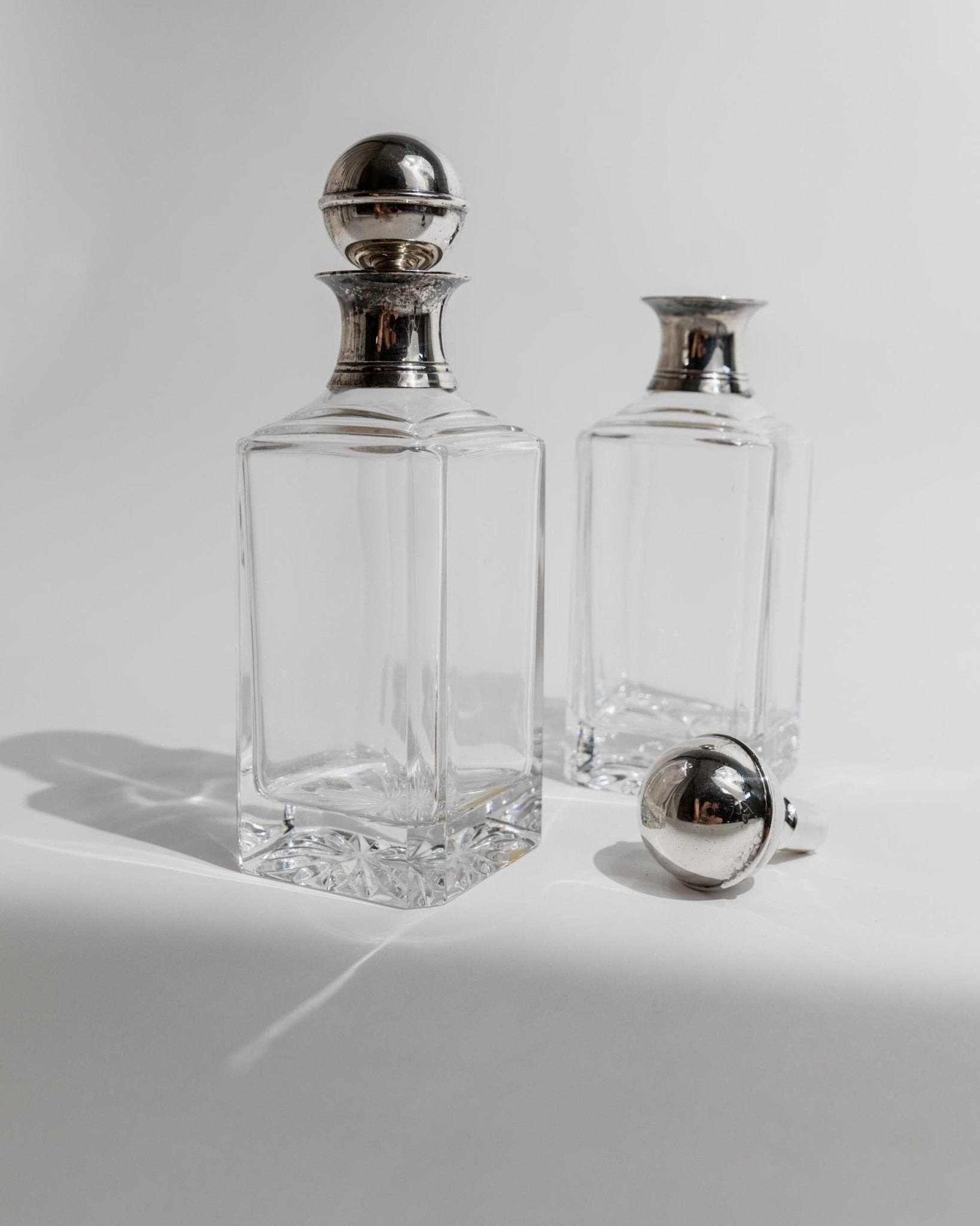 Vintage Dekanter Set von 2 mit Silberkugelverschluss