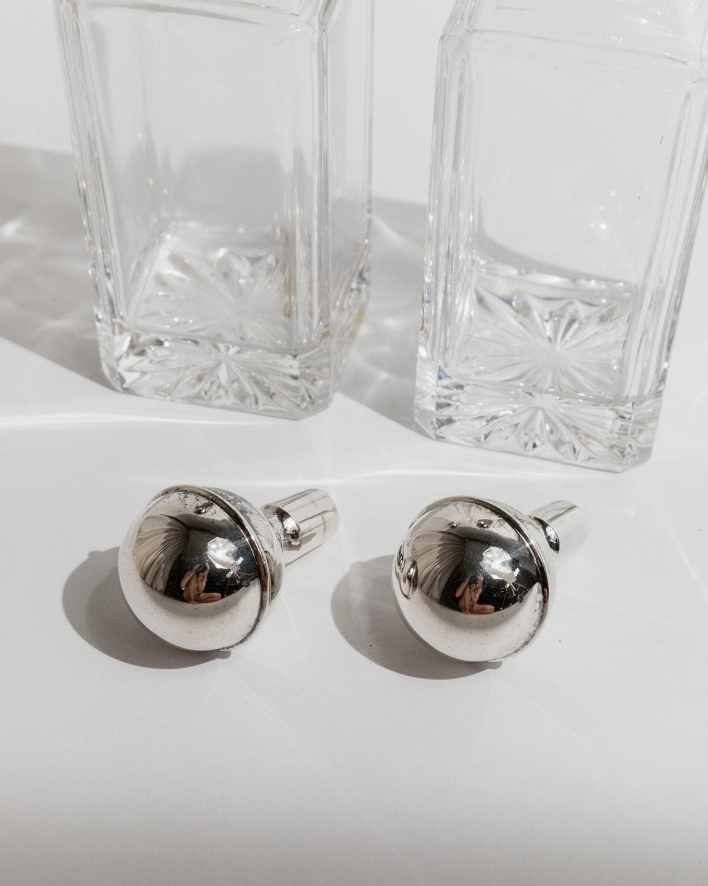Vintage Dekanter Set von 2 mit versilberten Kugelstopfen