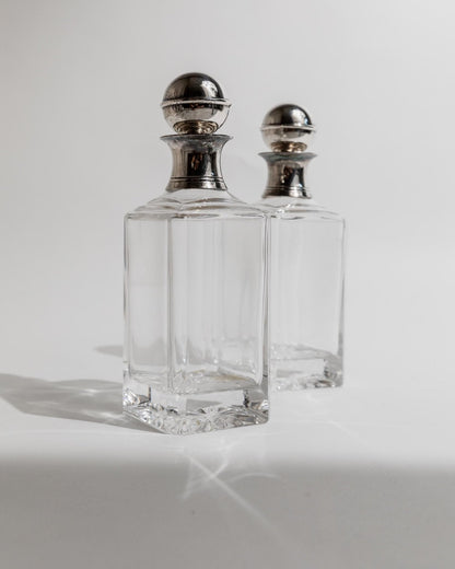 Vintage Dekanter Set von 2 mit versilberten Kugelstopfen
