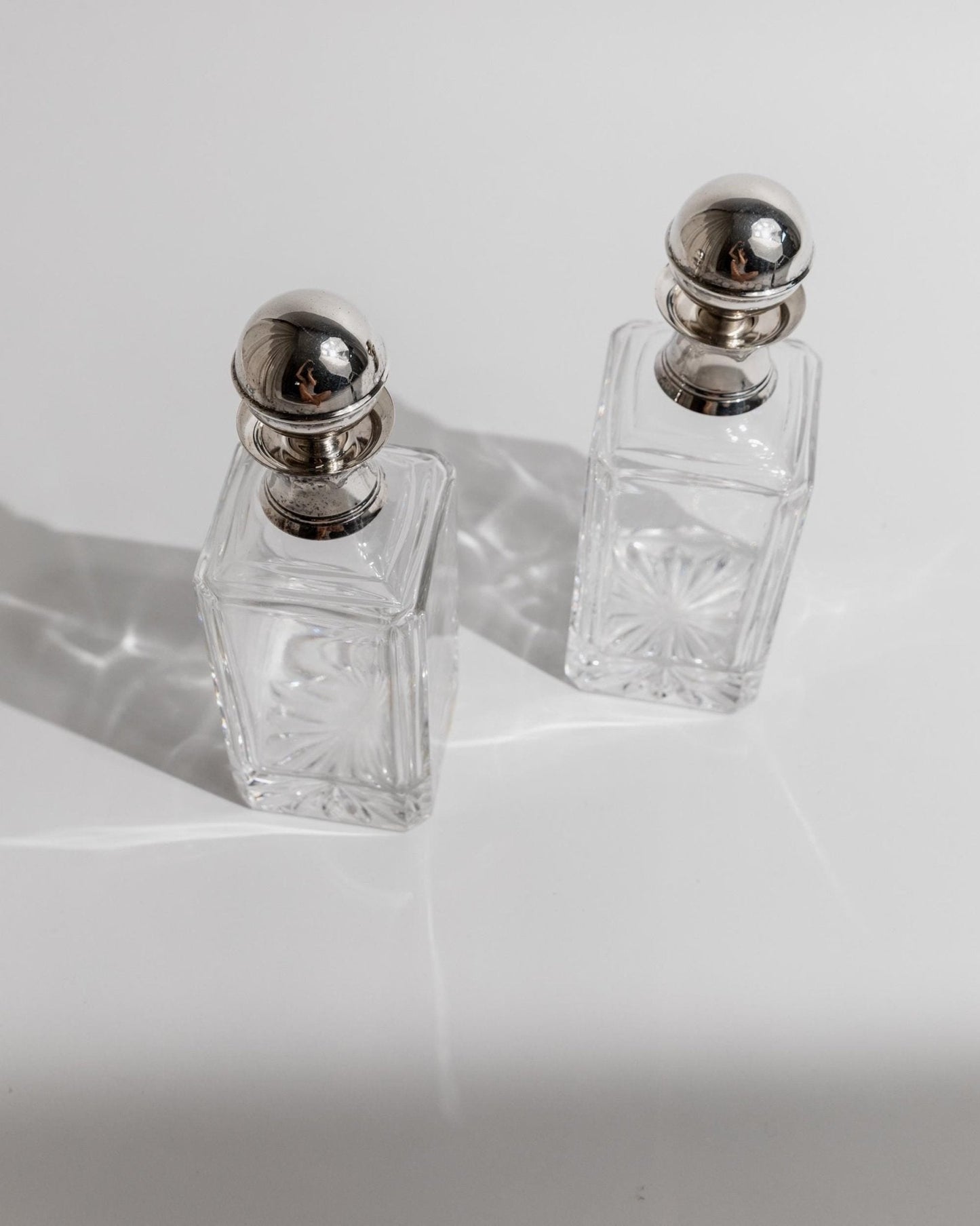 Vintage Dekanter Set von 2 mit versilberten Kugelstopfen