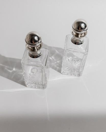 Vintage Dekanter Set von 2 mit versilberten Kugelstopfen