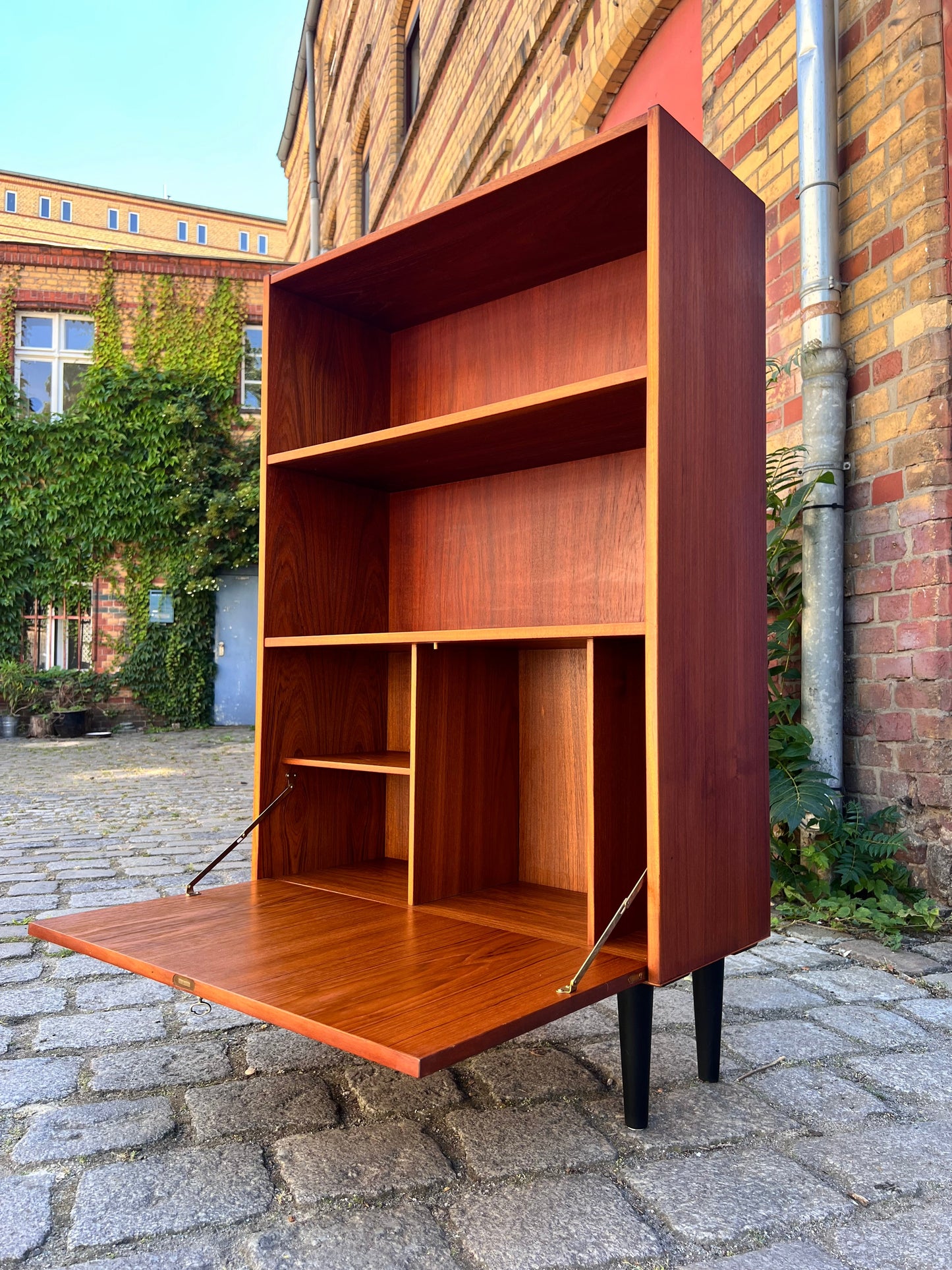 Teak shelf with lockable compartment