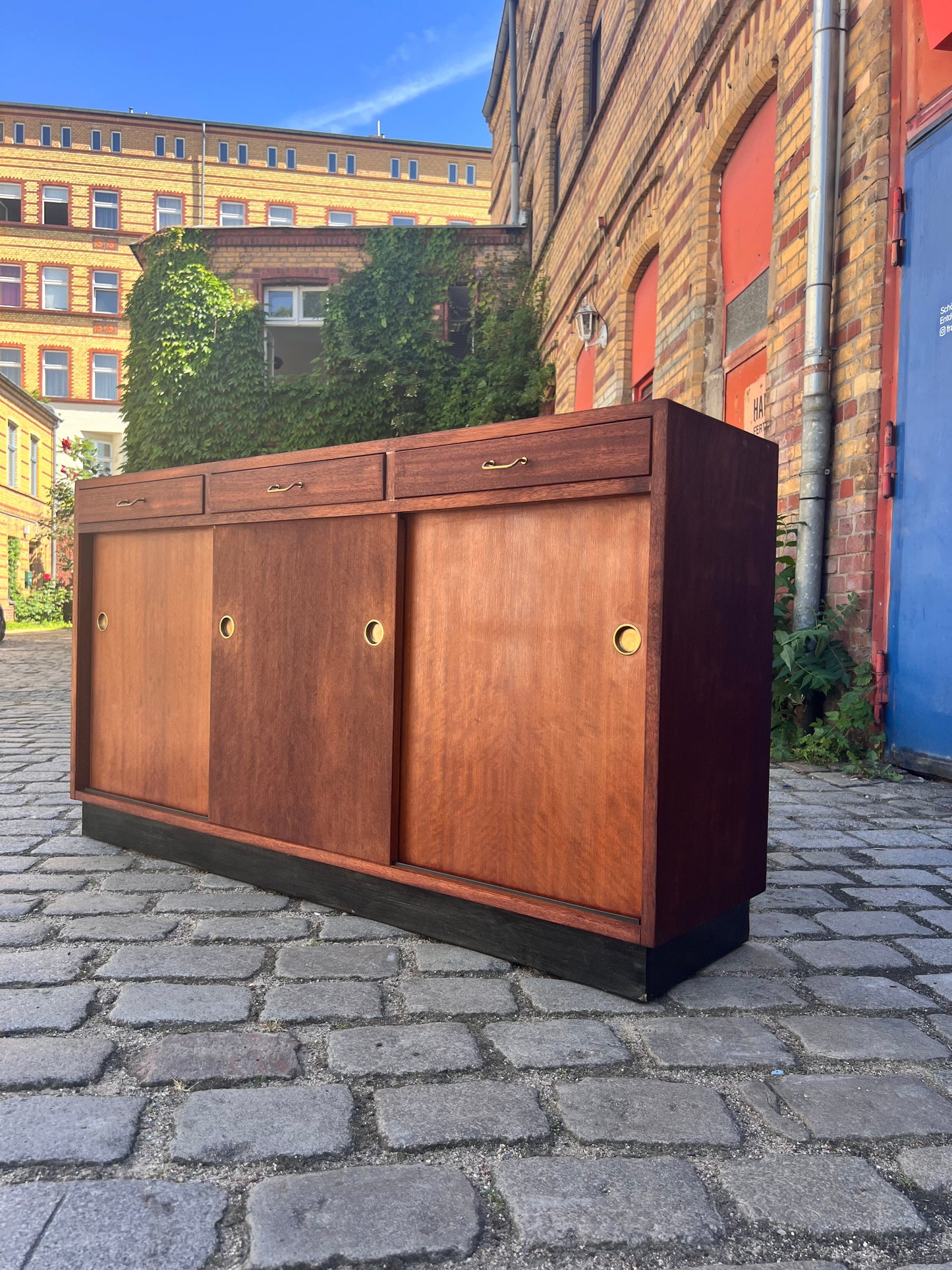 Vintage Schuhschrank Teak mit Messinggriffen aus Dänemark