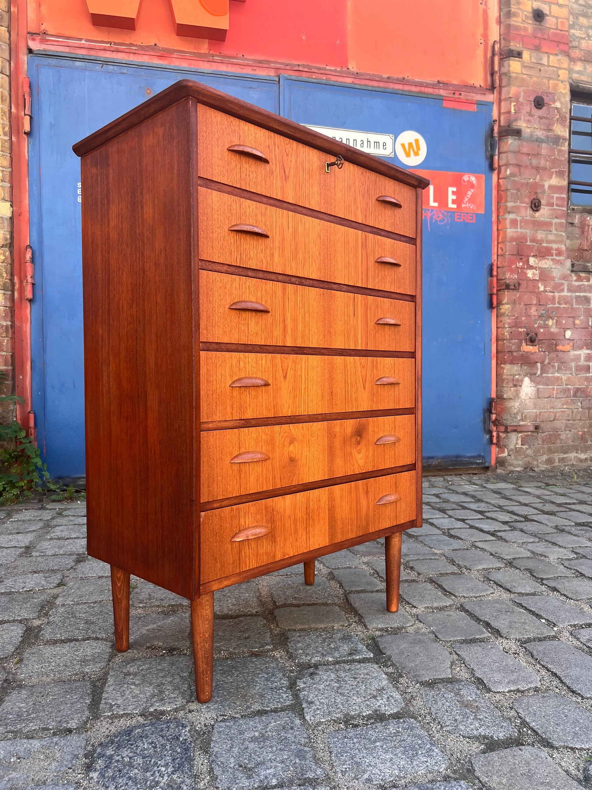 Vintage Teak Kommode mit Muschelgriffen aus Dänemark, 60er Jahre