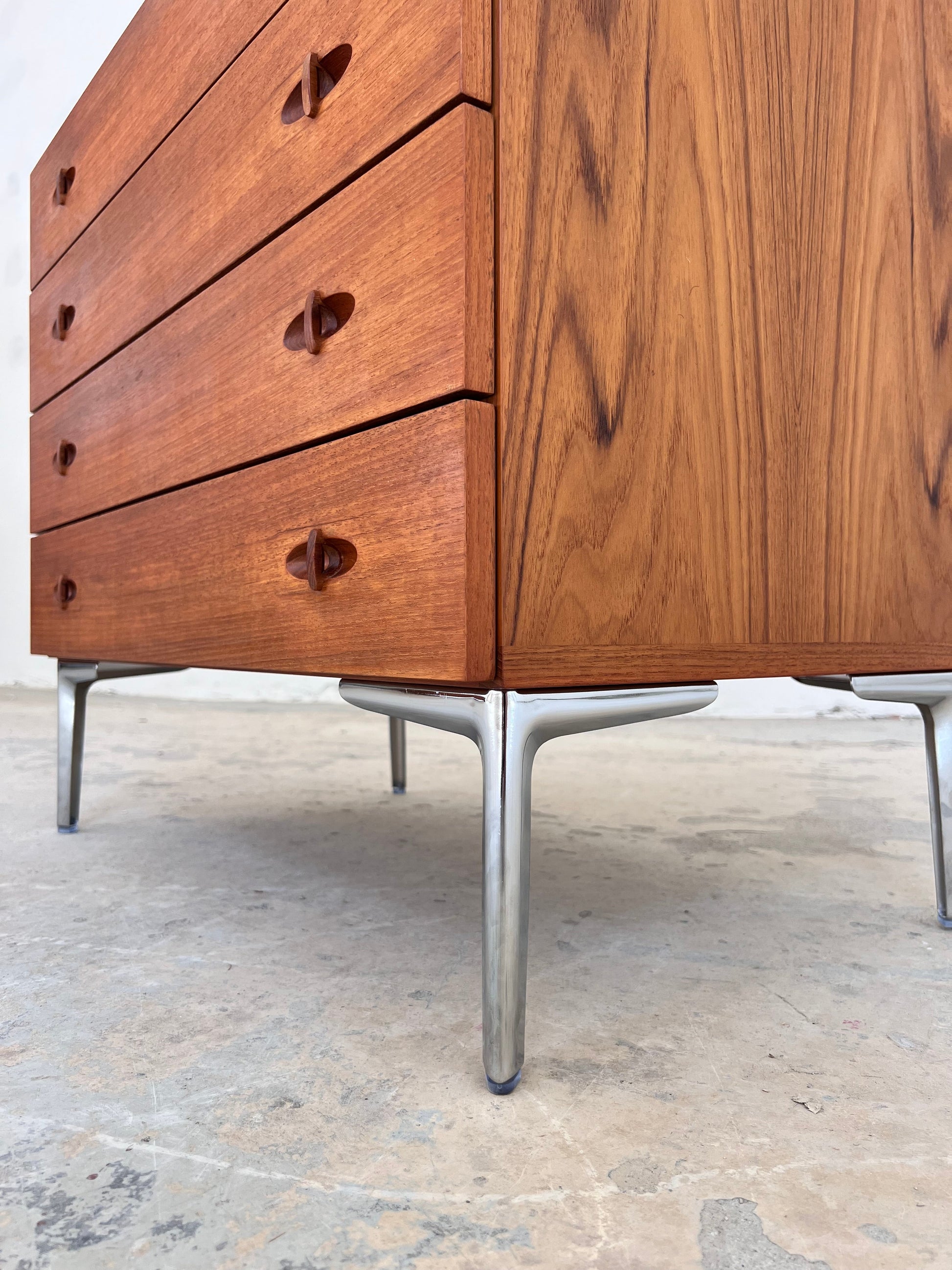 Vintage Kommode aus Teak mit neuen Chromfüßen von H. W. Klein für Bramin