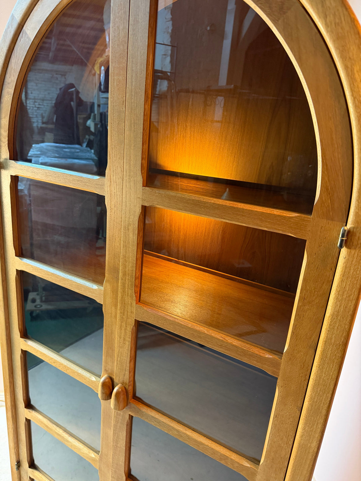 Vintage Rundbogen Vitrine Teak mit Beleuchtung von Dyrlund