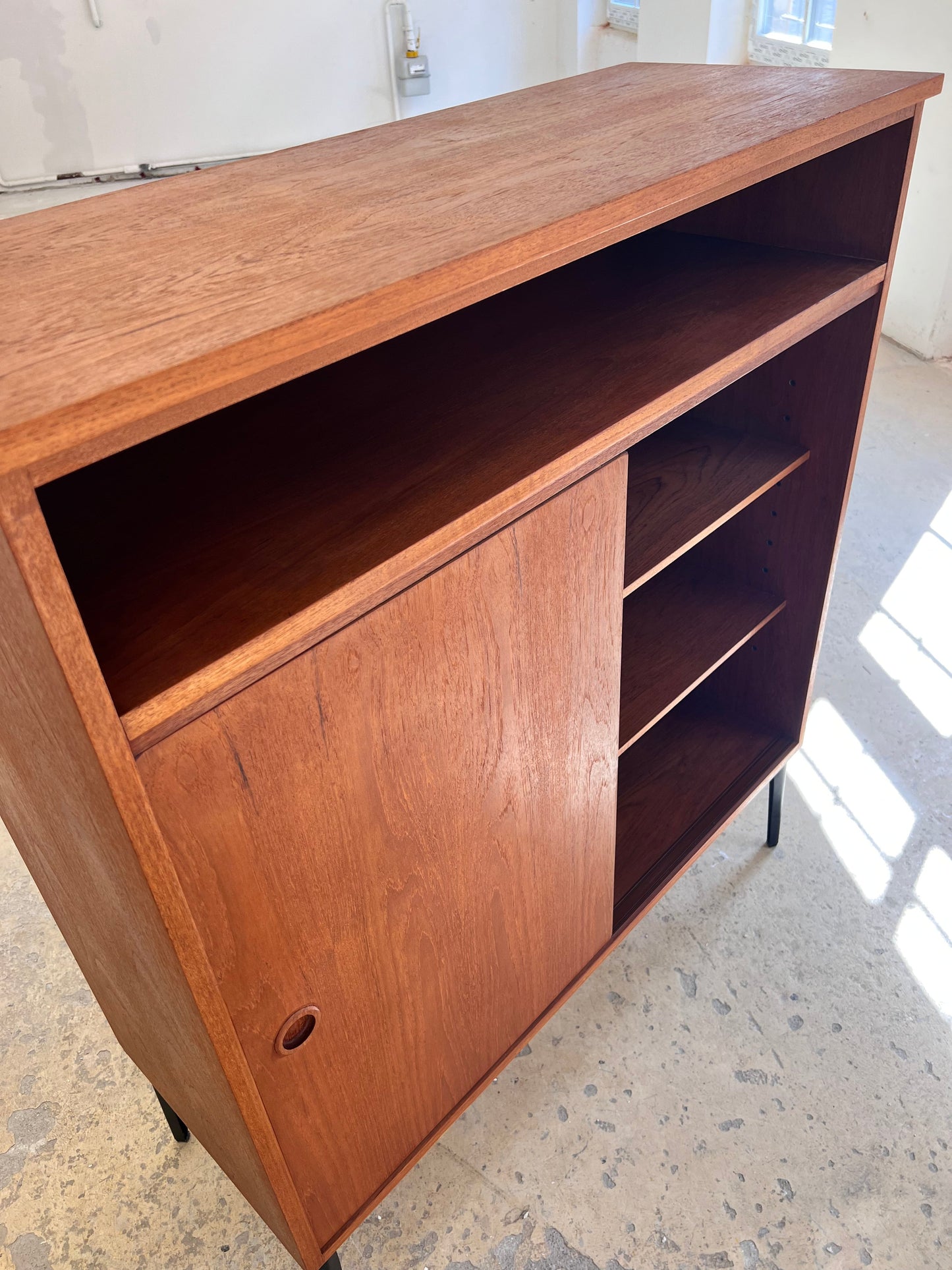 Vintage Schrank Teak mit Schiebetür aus Dänemark, schwarze Möbelfuß
