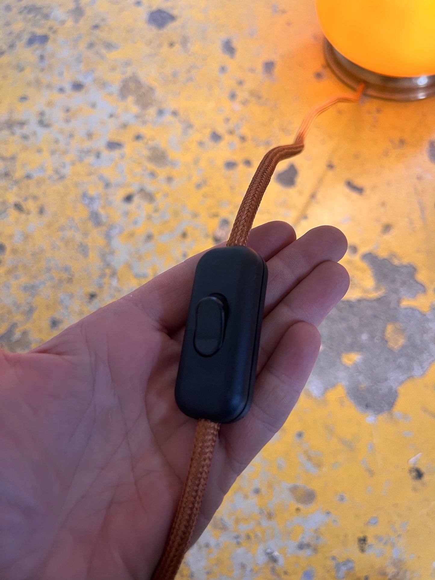 Hohe Tischlampe Glas und Seide