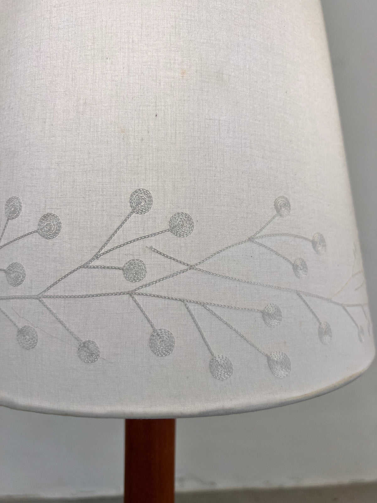 Vintage Stehlampe Teak mit verziertem Stoffschirm aus Dänemark