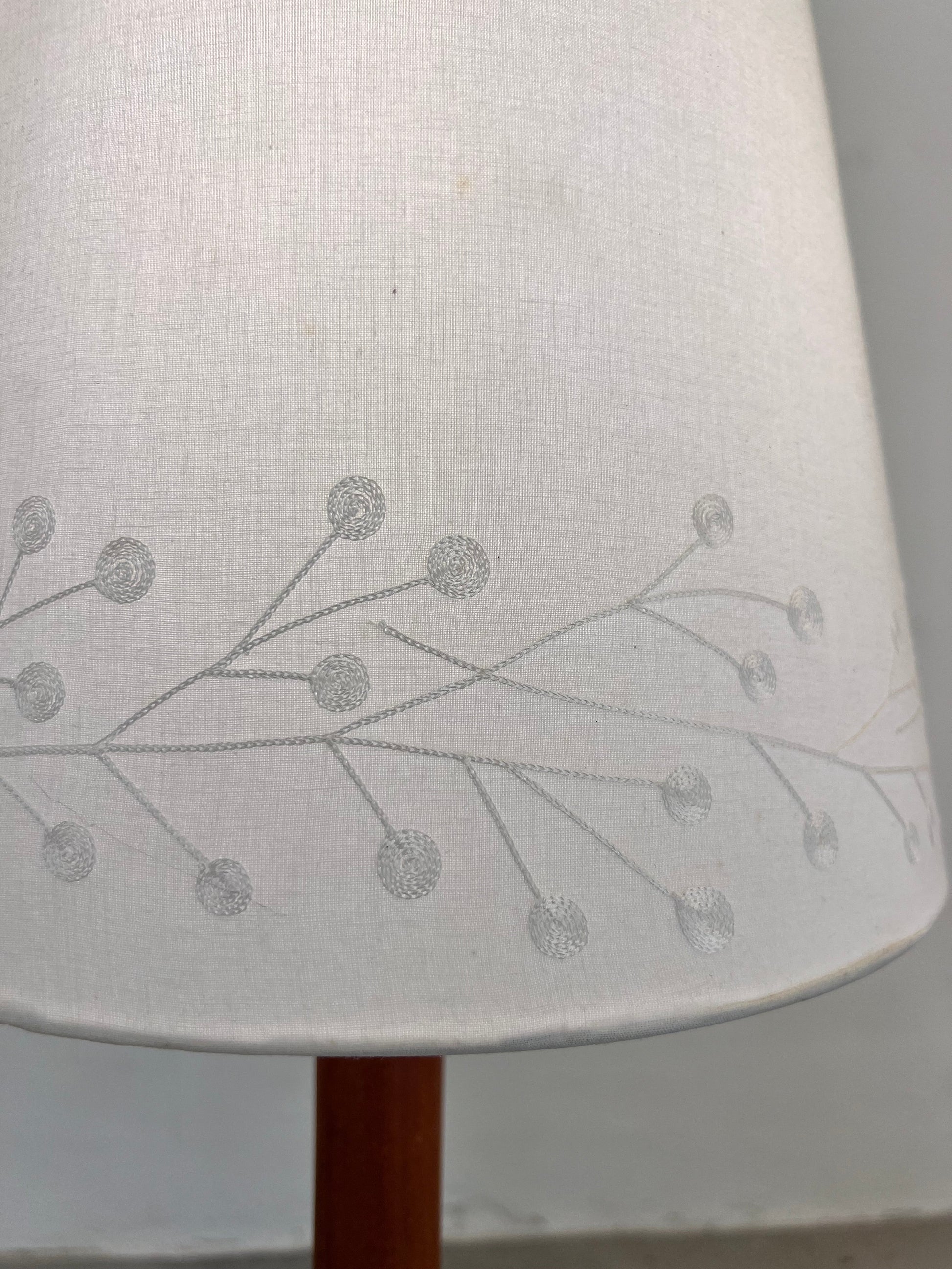 Vintage Stehlampe Teak mit verziertem Stoffschirm aus Dänemark